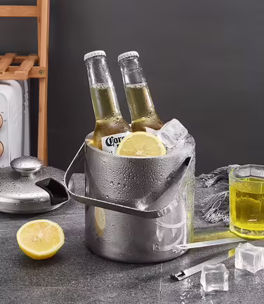 Stainless steel ice container with lid including tongs and strainer. Made from food-grade 304 stainless steel, double-walled insulated ice cube container with carrying handle for optimally cooled ice cubes (1.3L)