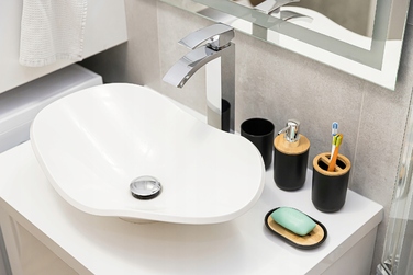 Набір аксесуарів для ванної кімнати чорного кольору: ергономічна щітка для унітазу, кошик для сміття та мильниця