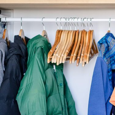 Дерев'яні вішалки для одягу AMKUFO, 20 шт., з неслизьким покриттям, обертовий гачок 360°, для джинсів, штанів, курток, сорочок, суконь, натуральне дерево