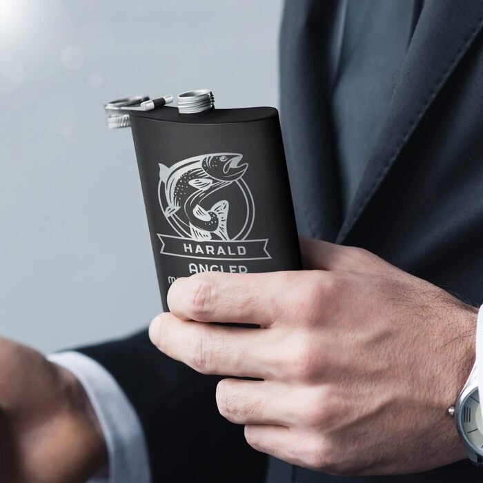 Набір Maverton Flachmann Set: фляга 200 мл з гравіюванням + 4 стаканчики 20 мл з воронкою, чорний матовий, з зображенням риби