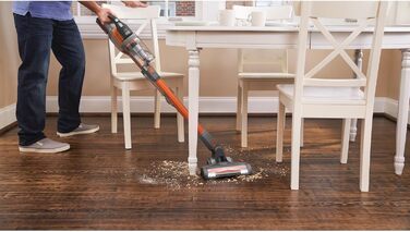 Бездротовий акумуляторний пилосос Black+Decker 4-в-1 BHFEV182C (18V, 2.0Ah) з електрощіткою, для підлоги та ручного використання, з насадкою для щілин, акумулятором, зарядним пристроєм та настінною підставкою, Titanium/Orange