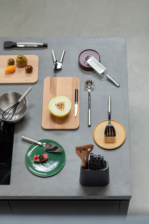Велика сталева вибивачка для килимів Brabantia