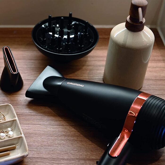 Фен GRUNDIG Naturashine HD 8080 з іонізацією, 2 насадки, 2300 Вт, 3 температурні та 2 режими повітряного потоку, холодна функція, датчик Smart On/Off, 3 м кабель, чорний / рожеве золото