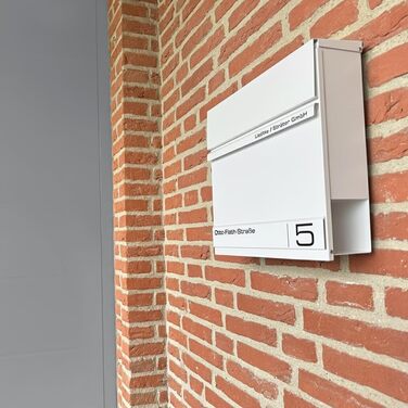 Поштова скринька Metzler Anthrazit RAL 7016 з газетницею та номерним знаком – персоналізована лазерна гравірування, сучасний поштовий ящик з табличкою, водонепроникний та стійкий до іржі | Модель Hermann (RAL 9016)