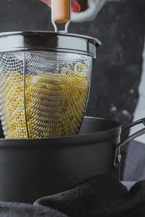 Ситечко кухонне KitchenCraft World of Flavours, нержавіюча сталь, з ручкою з евкаліптового дерева, 14 x 16 x 34 см