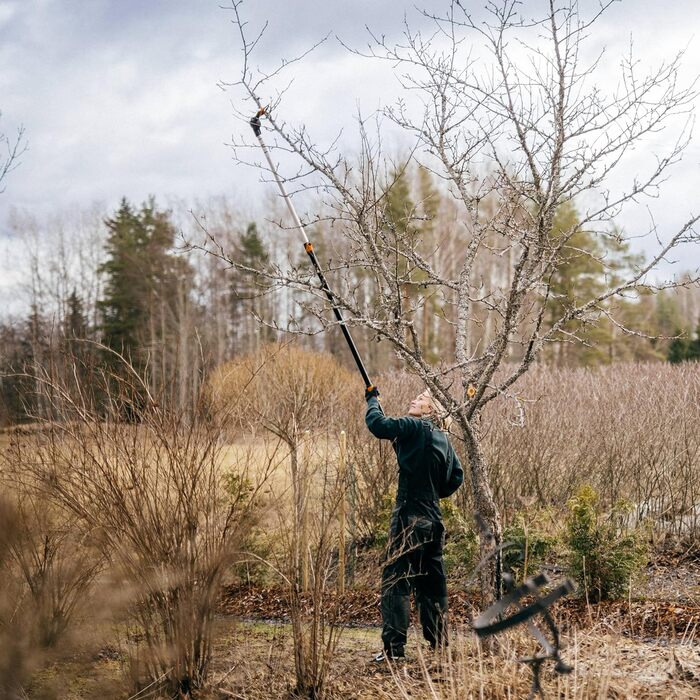 Телескопічний сучкоріз Fiskars UPX86 для свіжих гілок, антиадгезійне покриття, сталева лезо, алюмінієва ручка, 2,4–4 м, чорний/помаранчевий