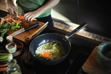 Wok-пательня Fiskars Hard Face 22 см, антипригарна, алюміній, для всіх плит, стійка до подряпин, чорна