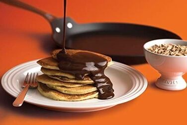 Сковорода для млинців Le Creuset з чавуну, 32 см, з дерев'яною лопаткою, для всіх типів плит (індукція), червона Cerise, чорне матове покриття