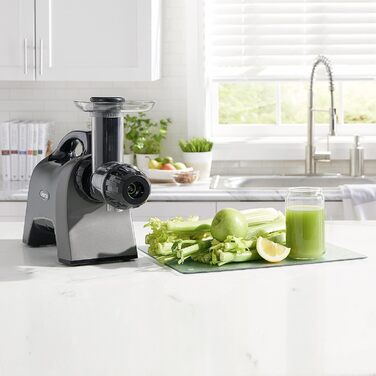 Omega Juicers MM1500 - three-stage screw press with a unique celery cap for maximum juice yield of 1.5 L - Ideal for making fruit and vegetable purees, sorbets, plant-based drinks, and includes a lot of accessories.