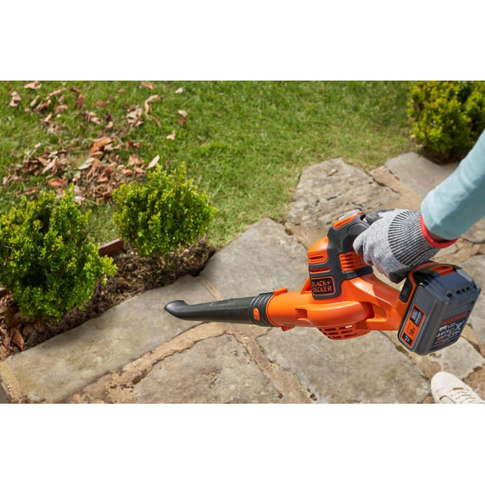 Black+Decker Cordless Leaf Blower GWC1820PCB (18 Volt, up to 209 km/h blowing speed, effortlessly removes dirt and leaves, with PowerCommand, delivered without battery and charger)
