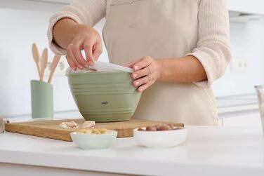 Emsa K32527 Prep&Bake Plastic Mixing Bowl 2.75 L | with a preserving lid for refrigerator storage | non-slip base | perfect stability when mixing | dishwasher safe | Green