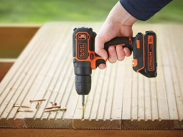 Акумуляторний дриль-шуруповерт BLACK+DECKER 18V з 2 акумуляторами 1.5Ah, швидкою зарядкою та 80 аксесуарами в кейсі