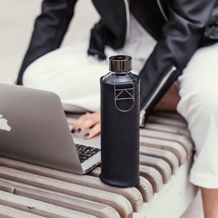 EQUA large drinking bottle with faux leather sleeve, 750 ml, made of borosilicate glass, BPA-free and leak-proof.