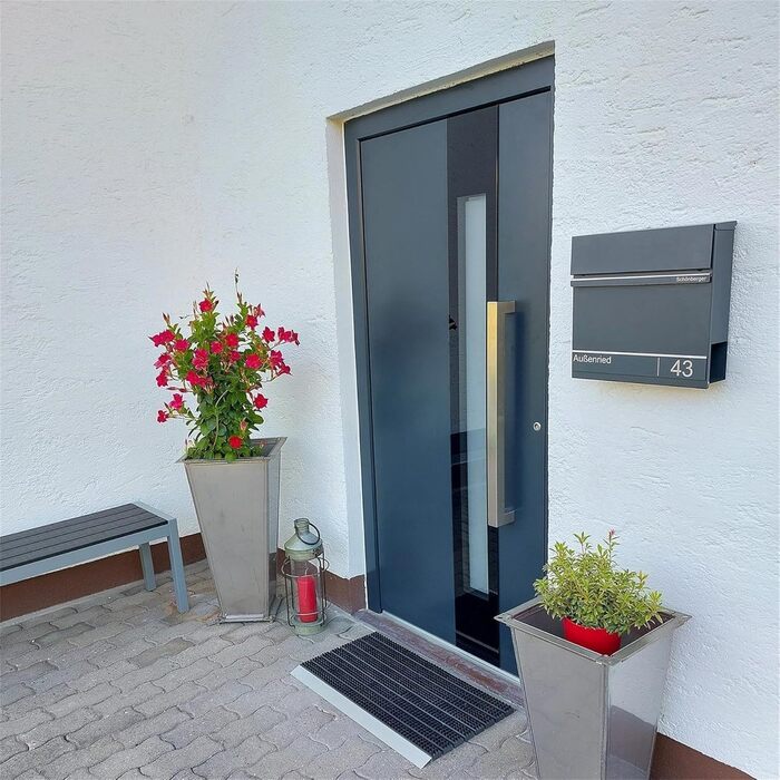 Поштова скринька Metzler Hermann Anthrazit RAL 7016 з газетницею та номерним знаком – персоналізована лазерним гравіюванням. Сучасна водонепроникна та антикорозійна поштова скринька