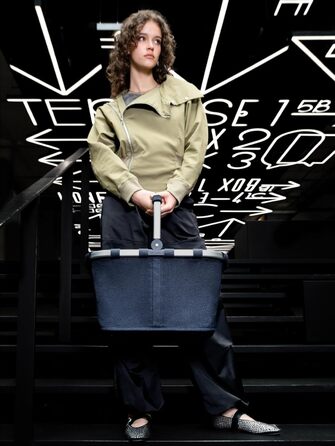 Сумка-шопер Reisenthel Carrybag Twist Navy – великий об'єм, практична внутрішня кишеня, водонепроникний дизайн