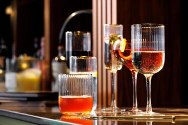 Кришталеві келихи MIKASA Sorrento для червоного вина з золотим обідком, 375 мл, набір 4 шт, без свинцю, прозорі, елегантні, класичний дизайн для свят, 31.2 x 7.8 x 23 см