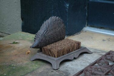 Esschert Design Hedgehog Doormat, Foot Scraper with Brush, Cast Iron, Approx. 25 cm x 16 cm x 15 cm