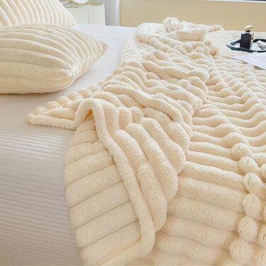 Тепла флісова ковдра 150x200 см - м'яка ковдра на ліжко та диван, ідеальний подарунок для мами, жінок та подруги (бежева)