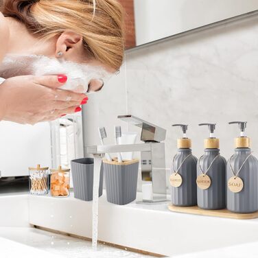 Набір аксесуарів для ванної кімнати сірого кольору, 17 предметів: сміттєвий бак, 3 диспенсерів для мила/лосьйону, тримач для зубних щіток, мильниця, стаканчик, 6 дерев'яних гачків, піднос для ванної кімнати