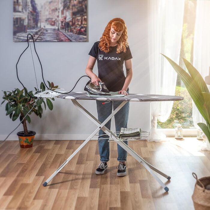 Відкидна гладильна дошка KADAX 120x38 см з парогенератором та розеткою, регульована висота, антиковзні ніжки, полиця для праски (в клітинку)