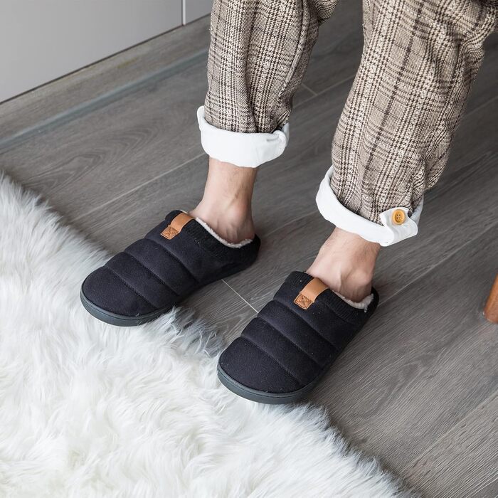 Чоловічі тапочки зимові теплі м'які комфортні з піною пам'яті протиковзкі для дому та вулиці 45/46 EU чорні