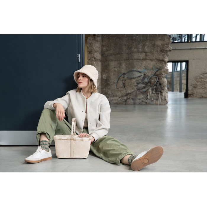 Сумка-шопер Reisenthel Carrybag XS – Стабільний шопер XS формату з практичною внутрішньою кишенею – Елегантний та водовідштовхувальний дизайн (Teddy Sand)