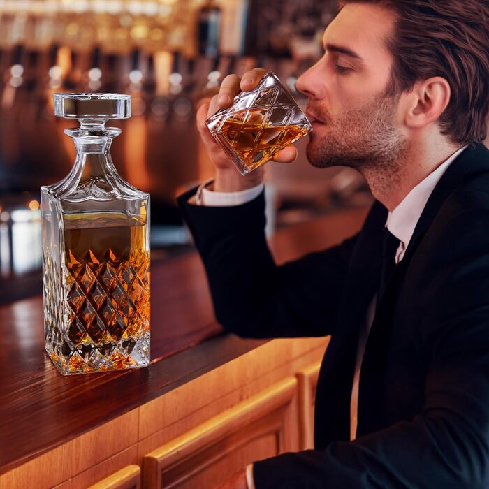 LIGHTEN LIFE Whisky Decanter and Glasses Set, Whiskey Decanter Set, Whiskey Gift Set, 849 ml Crystal Whisky Decanter with 4 Glasses 280 ml in Gift Box (5 Pieces)