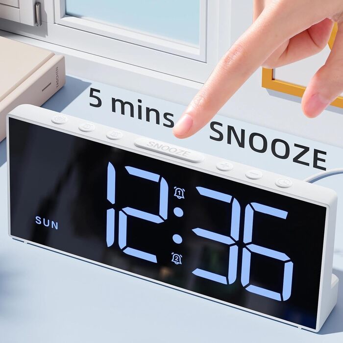 Цифровий будильник LATEC з двома сигналами, функцією Snooze, 4 рівнями яскравості та USB-портом для зарядки, білий