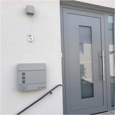 Поштова скринька Metzler Cube антрацит RAL 7016 з лазерним гравіюванням (адреса та номер будинку) та відділенням для газет. Розмір 37x37x10.5 см, колір: сірий алюміній RAL 9007