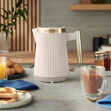 Електричний чайник Russell Hobbs Brontë Stone 1.7L 2400W з матовим дизайном та золотистими акцентами