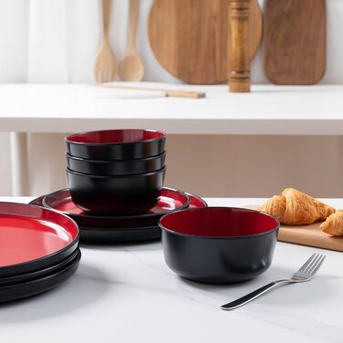 Набір посуду на 4 особи (12 предметів): тарілки для їжі, десертні тарілки, миски для каші, легкі тарілки та миски з меламіну. Підходить для кемпінгу, дачі, пікніків. Кольори: червоний та чорний.