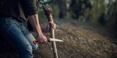 Ручна пила Fiskars Xtract SW73 для свіжої деревини, грубе зубцювання, довжина полотна 16 см, висувна, нержавіюча сталь, чорна/помаранчева, загальна довжина 35 см, модель 1000613