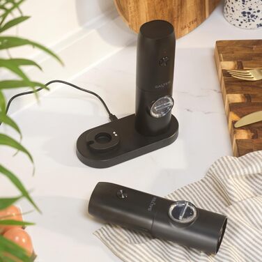 Набір електричних мельниць для солі та перцю Salter - регульований ступінь помолу, прозорі вікна, кнопка, база для зберігання, USB-кабель, керамічний механізм, підсвічувана база