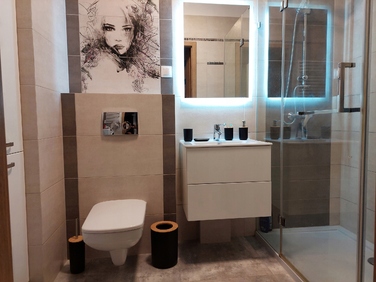 Набір аксесуарів для ванної кімнати чорного кольору: ергономічна щітка для унітазу, кошик для сміття та мильниця