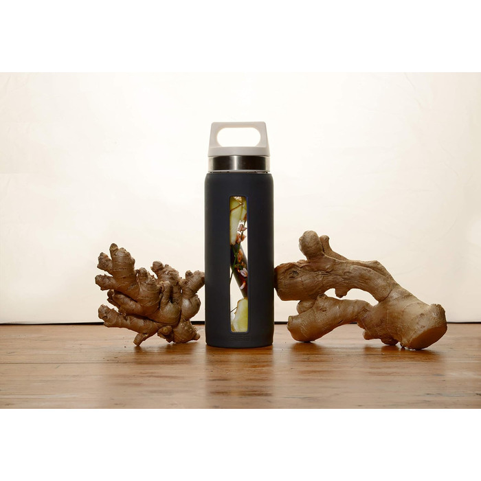 SIGG Dream Drinking Bottle (0.65 L), non-toxic and heat-resistant drinking bottle, leak-proof glass drinking bottle with silicone sleeve