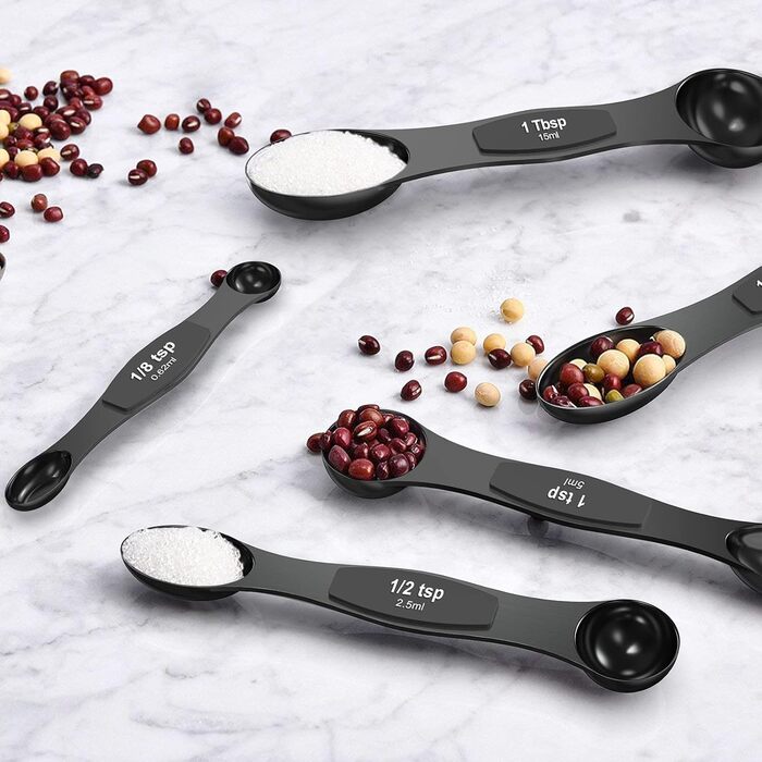 Wildone 21 black measuring cups and spoons, including 7 stainless steel measuring cups, 8 double-sided measuring spoons, 1 leveler, and 5 mini spoons.