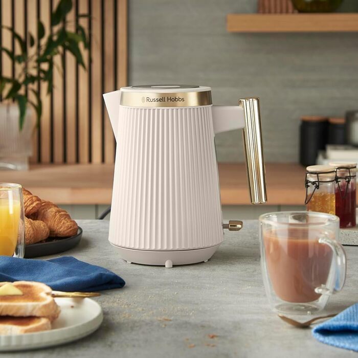 Електричний чайник Russell Hobbs Brontë Stone 1.7L 2400W з матовим дизайном та золотистими акцентами