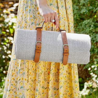 Плед для пікніка BUTLERS Wanderlust 150x200 см, водонепроникний, з ручкою, для кемпінгу, пляжу, парку, саду. Колір: тауп.