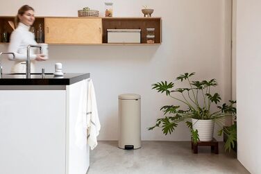 Відро для сміття Brabantia NewIcon 30L з м'яким закриттям, педальним приводом, знімним внутрішнім відром, Soft Beige, 29 x 38 x 68 см