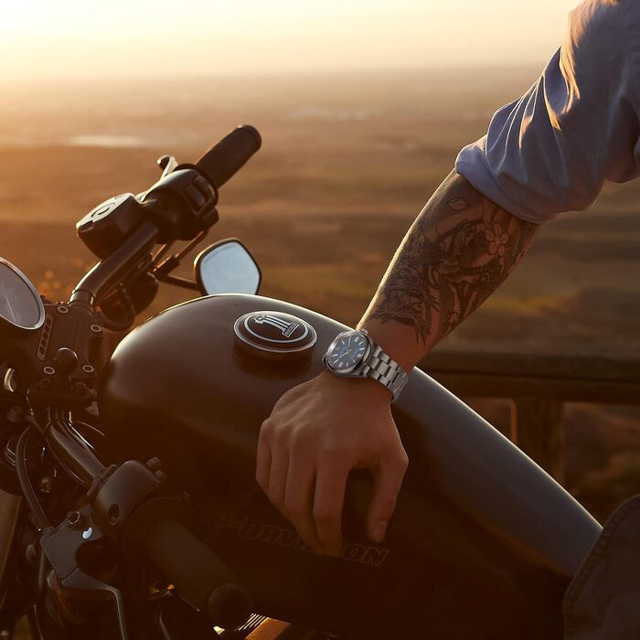 Годинник чоловічий BUREI срібний: аналоговий кварцовий годинник на сталевому браслеті. Елегантний, класичний дизайн.