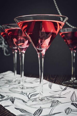 Набір з 4 келихів для мартіні Sendez 230 мл - елегантні склянки для коктейлів з прозорого скла, висота 18,2 см, придатні для миття в посудомийній машині. Ідеально підходять для мартіні, космополітенів та інших коктейлів