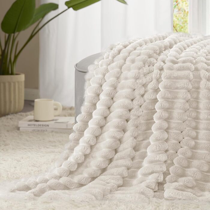 Пухнаста ковдра WAVVE: тепла флісова ковдра для дивану, софи та декору інтер'єру, 150 x 200 см, бежева