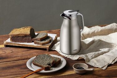 Термос Thermoskanne Century, нержавіюча сталь, 1л, скляний вкладиш, клапан для наливання однією рукою, 4046.248.100. Зберігає тепло до 12 годин, ідеальний для кави або чаю, на 8 чашок.