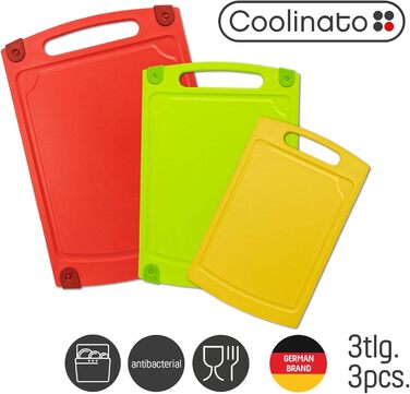 Набір кухонних дощок Coolinato з пластику сірого кольору (S/M/L) – 3 шт. з антибактеріальним покриттям, канавкою для соку, неслизькими кутиками та ручкою. Ідеально для гігієнічного розділення продуктів. Можна мити в посудомийній машині.
