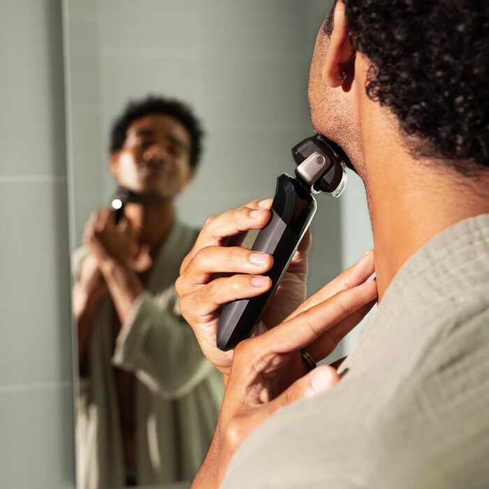 MANSCAPED® The Chairman™ PRO Electric Shaver, Razor with Two Interchangeable SkinSafe® Attachments, Shaver for Men with 4 Shaving Elements and a Stubble Trimmer, Battery-Powered, with Safety Lock