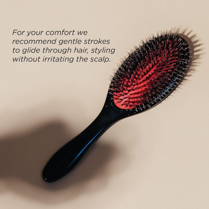 Щітка для волосся Denman Cushion Brush (Medium) з м'якими щетинами нейлону та щетиною кабана - розплутування та блиск, додає блиск волоссю, м'яко розгладжує та розплутує кучері та вибиваючі пасма – чорна, D81M