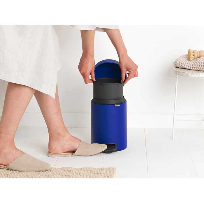 Відро для сміття Brabantia NewIcon 30L з м'яким закриттям та педальним механізмом, блакитне