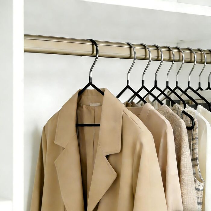 Набір вішалок для одягу з металу, 30 шт., з вирізами для плечей, стійкі до іржі, економія місця, 40 см, чорні