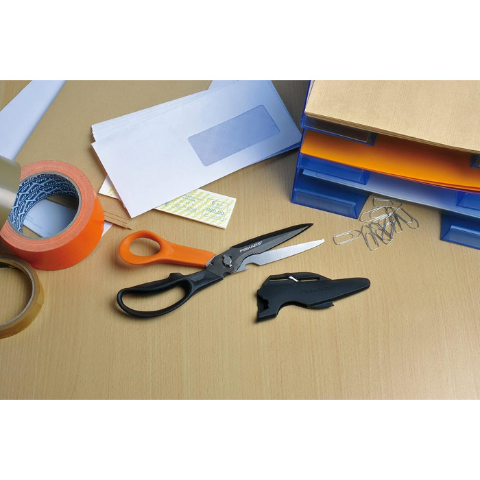 Універсальні ножиці Fiskars Cuts + More з титановим покриттям та заточувачем, розбірні леза, 23 см, чорно-помаранчеві, 1000809