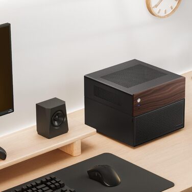 Корпус Jonsbo N4 NAS чорного кольору – компактний Micro-ATX корпус для саморобних NAS, підтримка 6x 3.5' та 2x 2.5' HDD, 4 слоти Low-Profile, USB-C & USB-A, дерев'яний дизайн